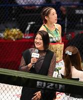 　大みそかに伊澤星花（奥）との試合が決まったＲＥＮＡ（撮影・西田忠信）