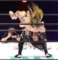 　渡辺桃（上）を攻める上谷沙弥