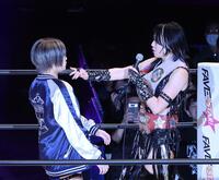 　安納サオリ（左）と赤いベルトをかけて戦う上谷沙弥