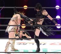 　渡辺桃（左）にキックを決める上谷沙弥