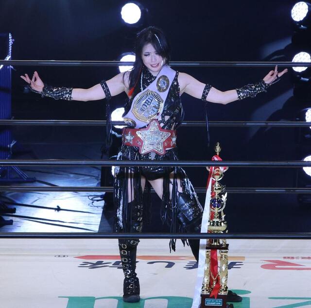 複雑な思いあった」スターダム上谷沙弥が2冠死守 同門・渡辺桃を撃破