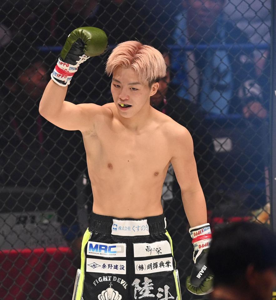 　水野夢斗に１ラウンドＴＫＯ勝利したＫＩＮＧ陸斗（撮影・西田忠信）