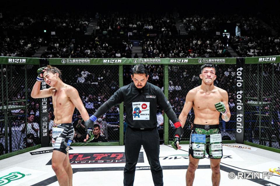 　判定で敗れ頭を抱える安井飛馬（左）と、拳を握る鹿志村仁之介（右）©ＲＩＺＩＮ　ＦＦ