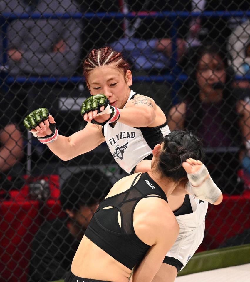 　イ・ボミ（手前）にキックを浴びせるケイト・ロータス（撮影・西田忠信）