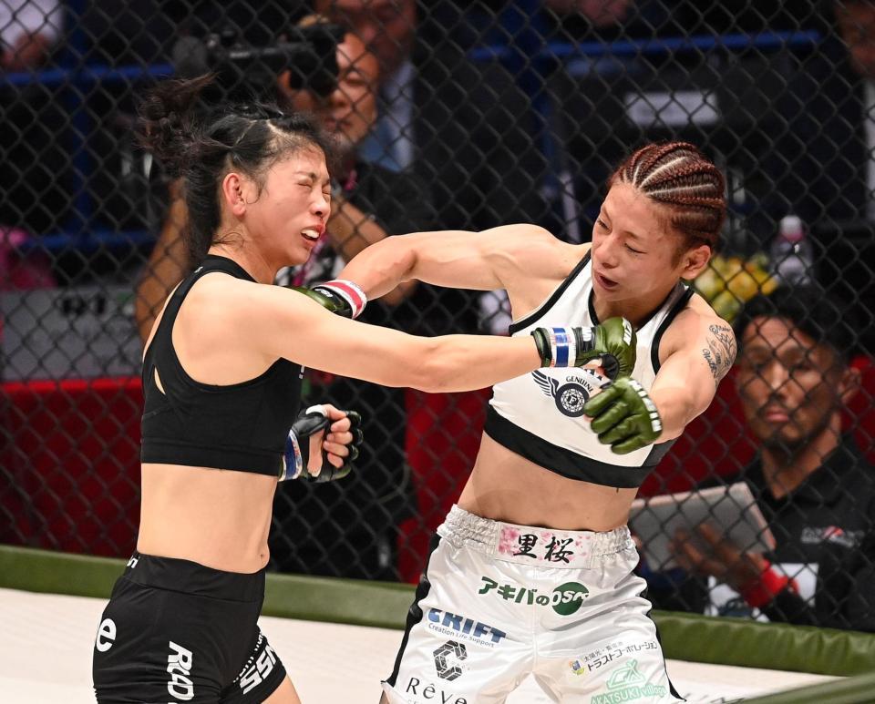 　イ・ボミ（左）と激しく打ち合うケイト・ロータス（撮影・西田忠信）