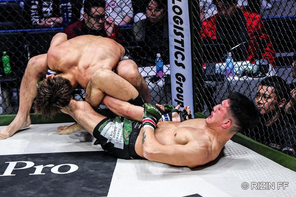 　左腕を攻められる安井飛馬（奥）と攻める鹿志村仁之介（手前）©ＲＩＺＩＮ　ＦＦ