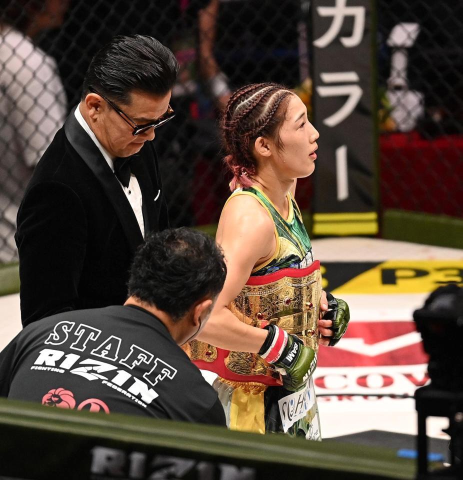 　大島沙緒里に勝利し、チャンピオンベルトを腰に巻く伊澤星花（右）＝撮影・西田忠信