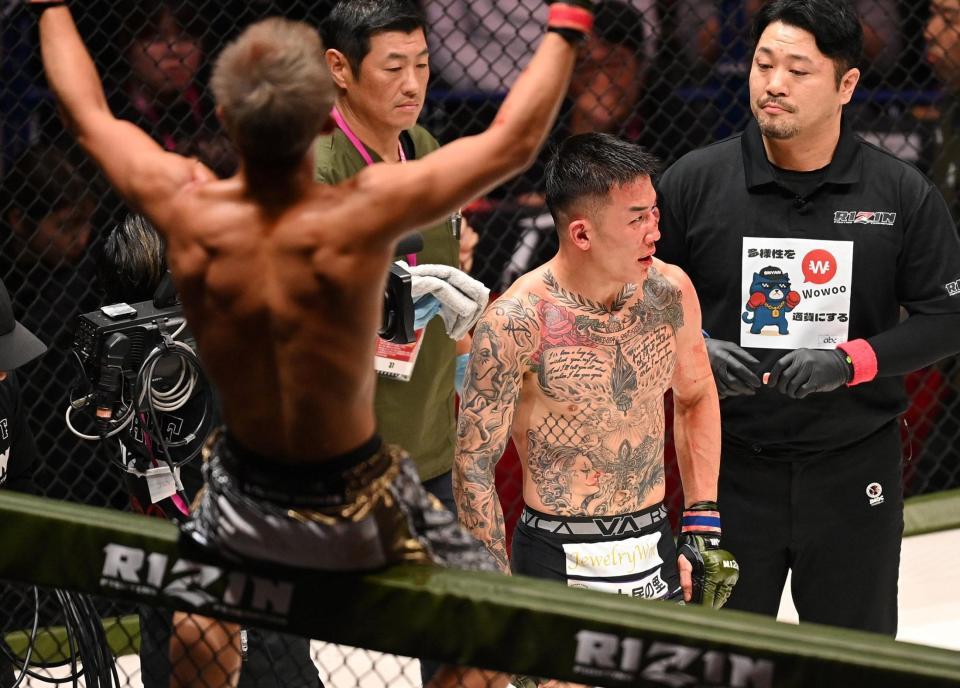 　秋元強真（手前）に敗れた萩原京平（撮影・西田忠信）