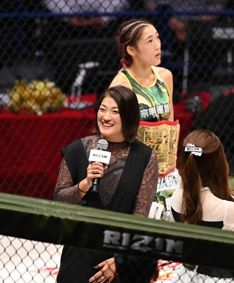 　大みそかに伊澤星花（奥）との試合が決まったＲＥＮＡ（撮影・西田忠信）