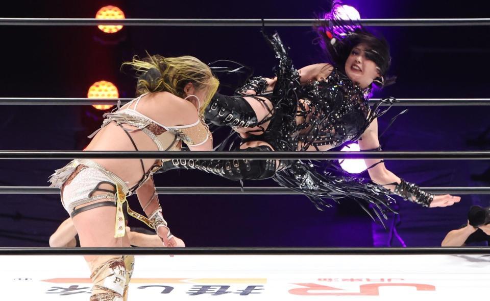 　渡辺桃（左）を攻める上谷沙弥