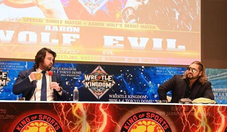 　ＥＶＩＬに金メダルを見せるウルフ・アロン（左）＝撮影・園田高夫