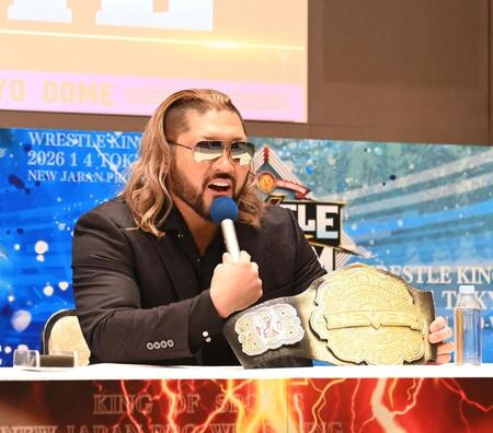 　ベルトを金色にスプレーしゴキゲンのＥＶＩＬ（撮影・園田高夫）