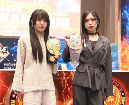 　１．４東京ドームで対戦する朱里（左）と上谷沙弥（撮影・園田高夫）