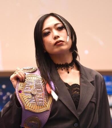 　ベルトを肩にかけポーズを決める上谷沙弥（撮影・園田高夫）