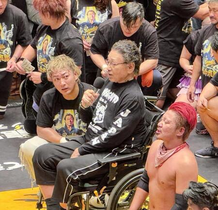 　天龍プロジェクト最後の後楽園ホール大会を締めくくる天龍源一郎（中央）。左は新日本から参戦した海野翔太