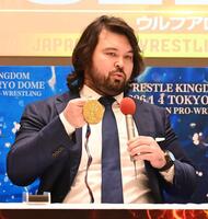 　金メダルを取り出すウルフ・アロン（撮影・園田高夫）