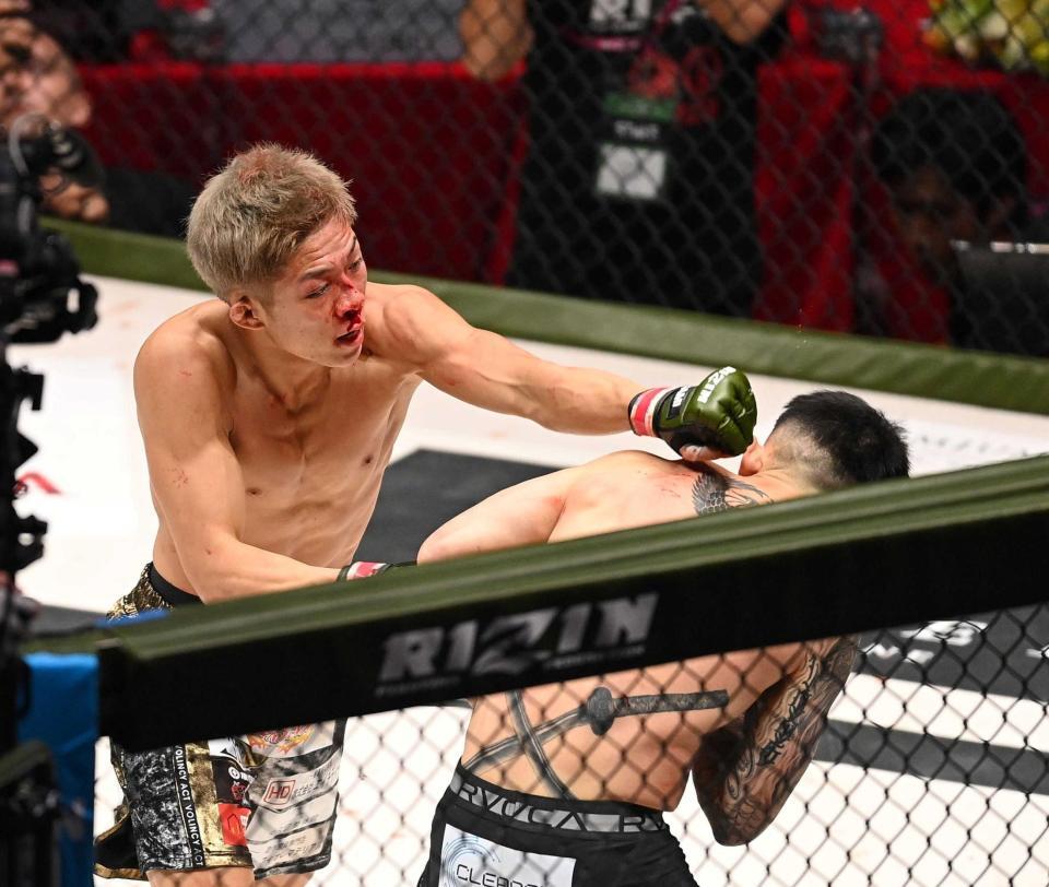 　２Ｒ、流血しながら萩原京平（右）の顔面に拳を放つ秋元強真（撮影・西田忠信）