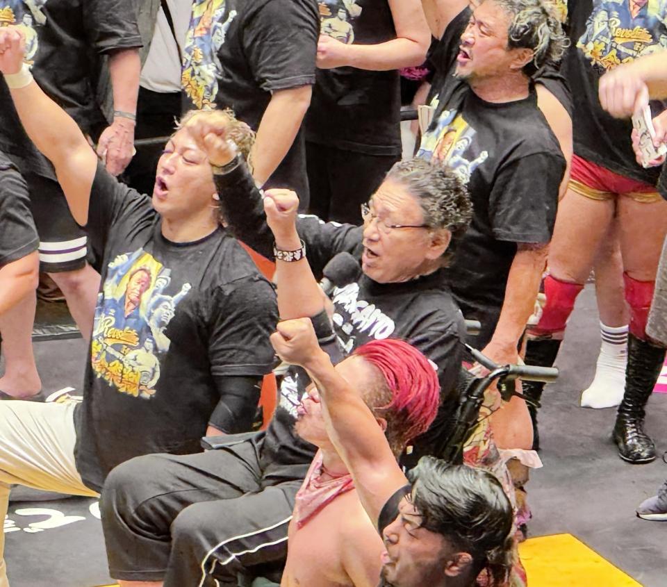 　天龍プロジェクト最後の後楽園ホール大会を「エイエイオー」で締めくくる天龍源一郎（中央）。左は新日本から参戦した海野翔太