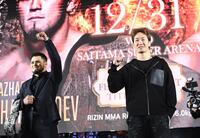 　シェイドゥラエフ（左）とフォトセッションを終えファンに向かってガッツポーズを見せる朝倉未来（撮影・園田高夫）