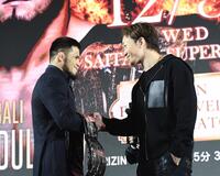 　シェイドゥラエフ（左）と握手をかわす朝倉未来（撮影・園田高夫）