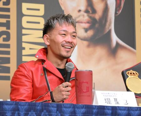 　ノニト・ドネアとの試合が王者統一戦が決まり、笑顔を見せる堤聖也（撮影・伊藤笙子）