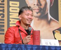　ノニト・ドネアとの試合が王者統一戦が決まり、笑顔を見せる堤聖也（撮影・伊藤笙子）