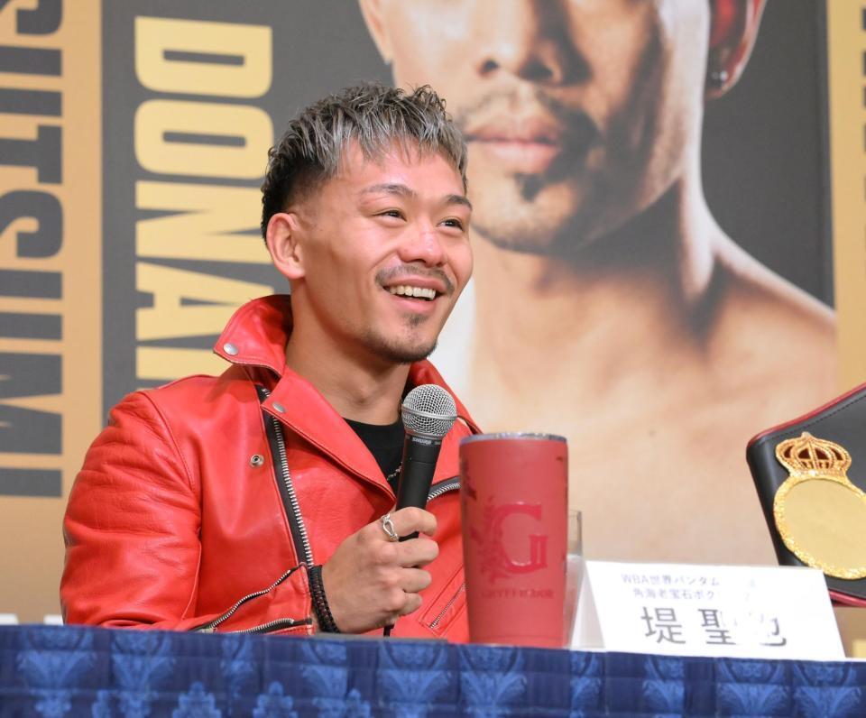 　ノニト・ドネアとの試合が王者統一戦が決まり、笑顔を見せる堤聖也（撮影・伊藤笙子）