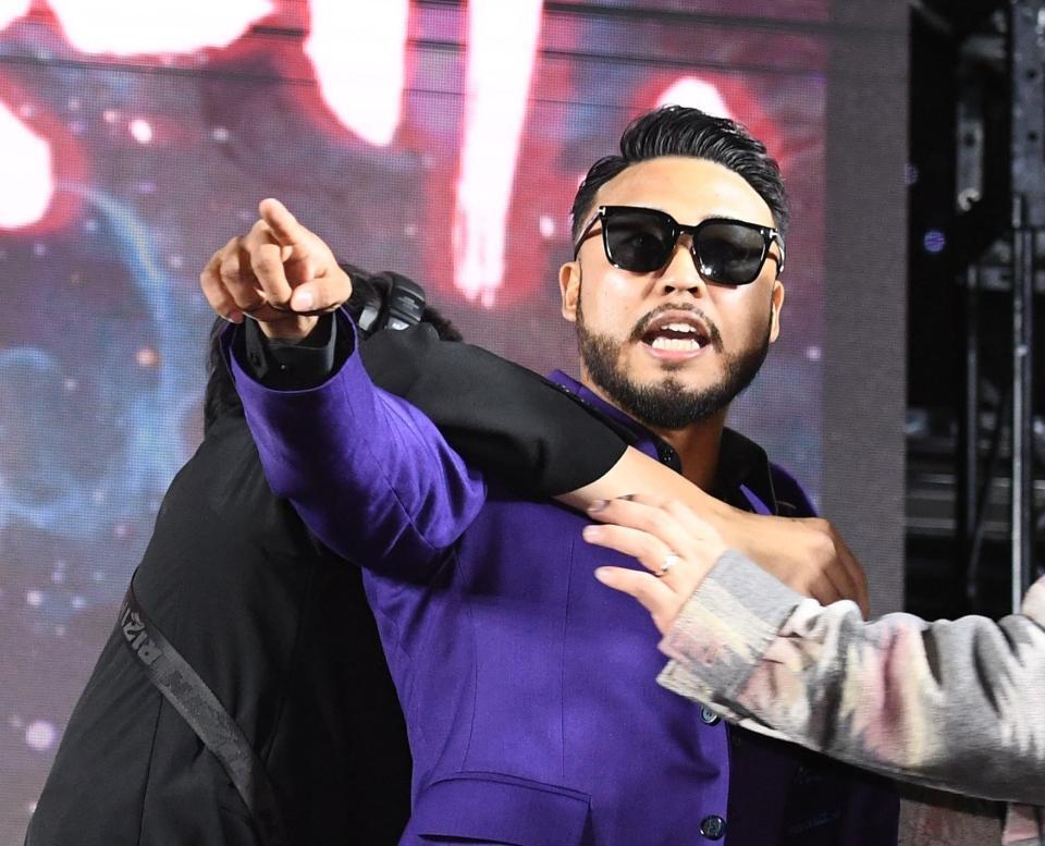 　会場に乱入し取り押さえられるメカ君＝５日