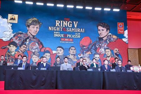 　会見で抱負を語る井上尚弥（前列右から３人目）＝撮影・開出牧