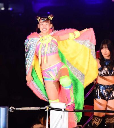 　コーナーポストに上がりポーズを決めるフワちゃん＝２２年１０月