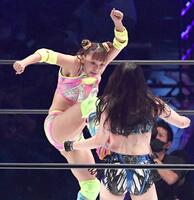 　キックを浴びせるフワちゃん＝２２年１０月