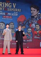 　対戦相手のピカソの肖像画（後方右）を背にファイティングポーズを決める井上尚弥（右）。左は中谷潤人（撮影・開出牧）