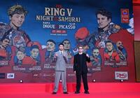 　会見で中谷潤人（左）と並んでファイティングポーズを決める井上尚弥（撮影・開出牧）