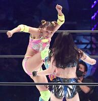 　キックを浴びせるフワちゃん＝２２年１０月