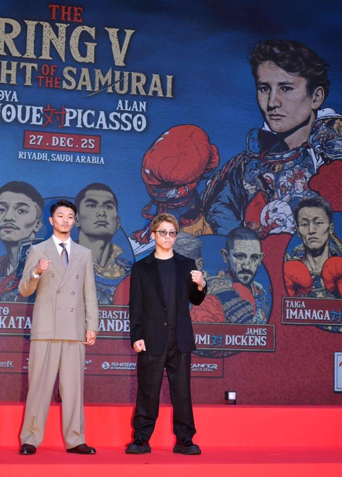 　対戦相手のピカソの肖像画（後方右）を背にファイティングポーズを決める井上尚弥（右）。左は中谷潤人（撮影・開出牧）
