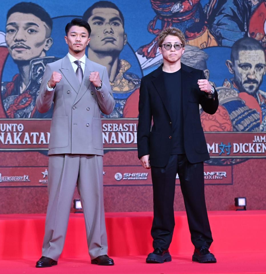 　会見で中谷潤人（右）と並んでファイティングポーズを決める井上尚弥（撮影・開出牧）