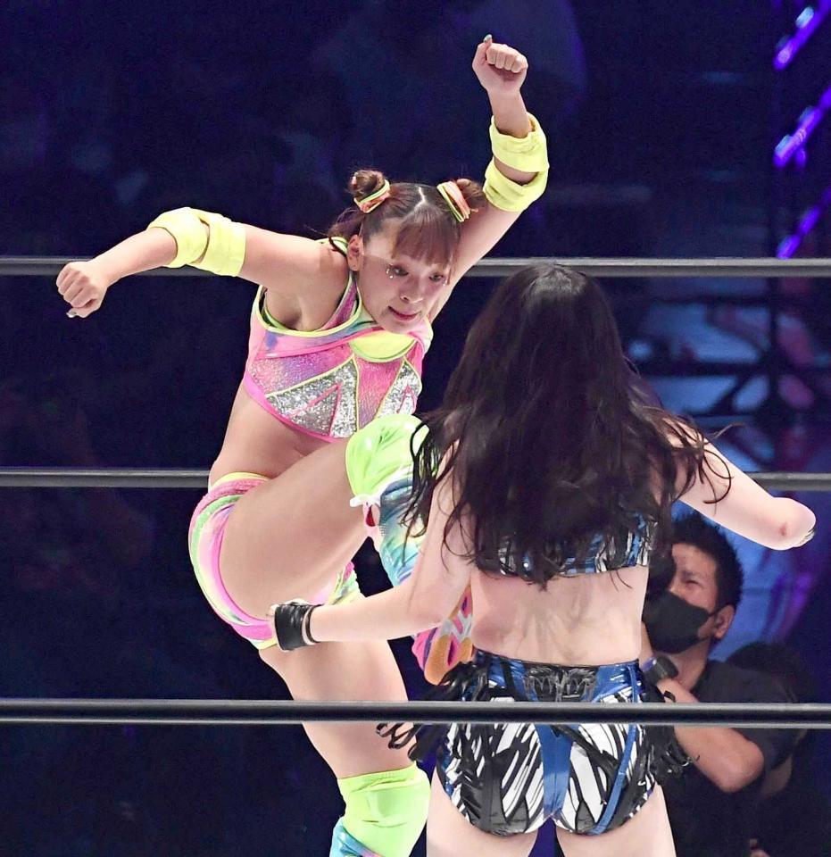 　キックを浴びせるフワちゃん＝２２年１０月