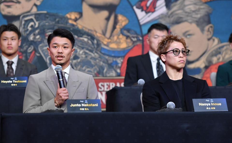 　井上尚弥（右）の隣で意気込みを語る中谷潤人（撮影・開出牧）