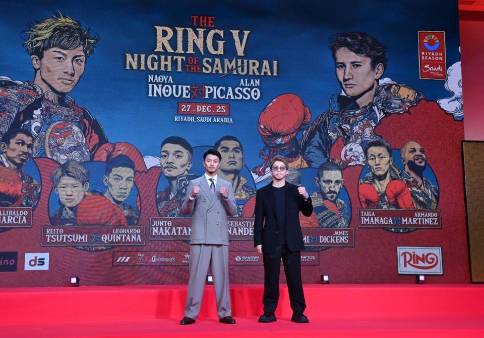 　会見で中谷潤人（左）と並んでファイティングポーズを決める井上尚弥（撮影・開出牧）