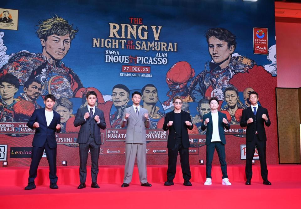 　会見でファイティングポーズを決める（左から）堤麗斗、堤駿斗、中谷潤人、井上尚弥、寺地拳四朗、今永虎雅（撮影・開出牧）