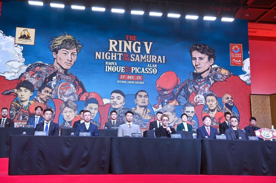 　会見で抱負を語る井上尚弥（前列右から３人目）＝撮影・開出牧