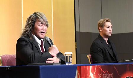 　引退試合でオカダ・カズチカ（右）と対戦する棚橋弘至（撮影・佐藤厚）