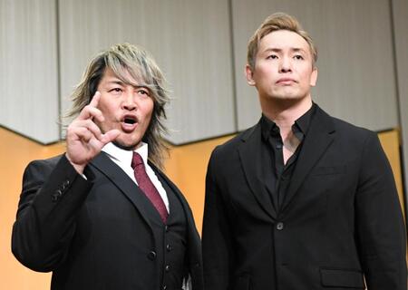 　１月４日に東京ドームのリングで相まみえる棚橋弘至（左）とオカダ・カズチカ（撮影・佐藤厚）