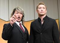 　１月４日に東京ドームのリングで相まみえる棚橋弘至（左）とオカダ・カズチカ（撮影・佐藤厚）