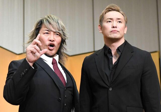 　１月４日、東京ドームのリングで相まみえる棚橋弘至（左）とオカダ・カズチカ（撮影・佐藤厚）