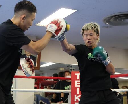 　ミット打ちで汗を流す那須川天心（撮影・金田祐二）