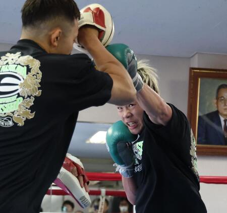 　ミット打ちで汗を流す那須川天心（撮影・金田祐二）