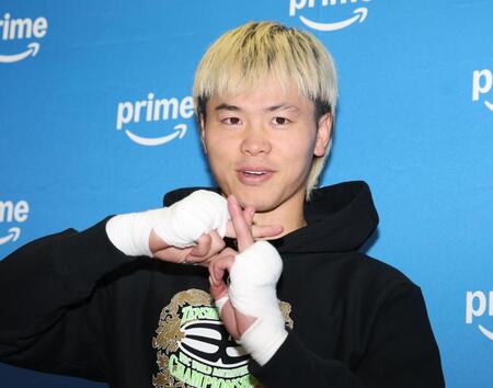 　ポーズをきめる那須川天心（撮影・金田祐二）