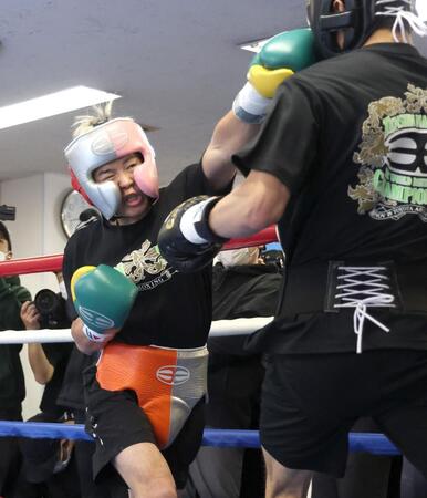 　スパーリングで調整する那須川天心（撮影・金田祐二）