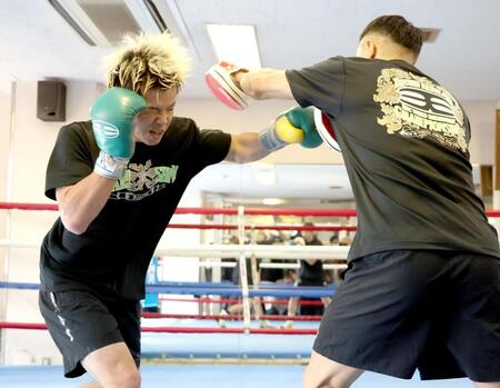 　ミット打ちで汗を流す那須川天心（撮影・金田祐二）